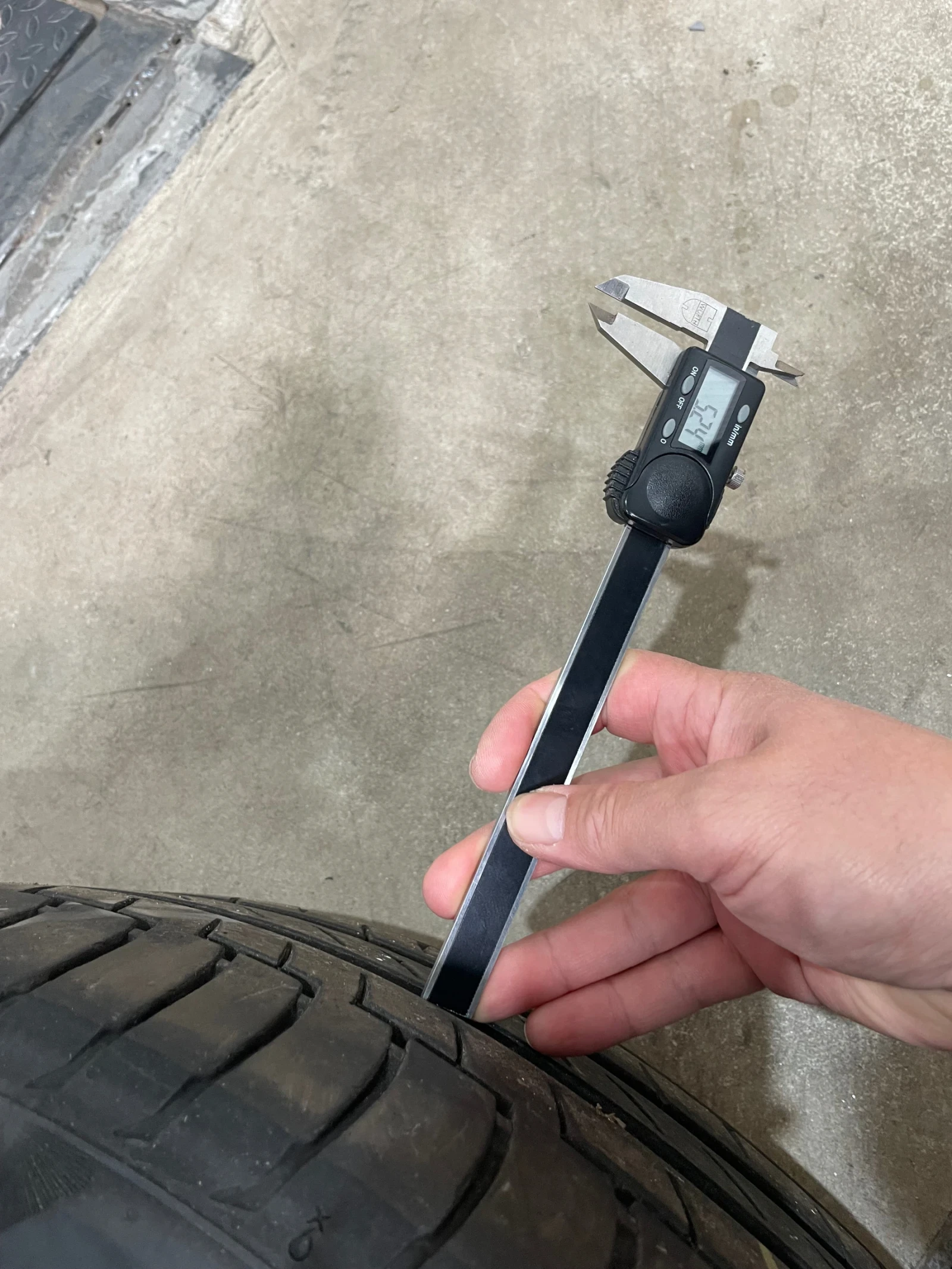 Гуми Летни 325/40R22, снимка 3 - Гуми и джанти - 54441309