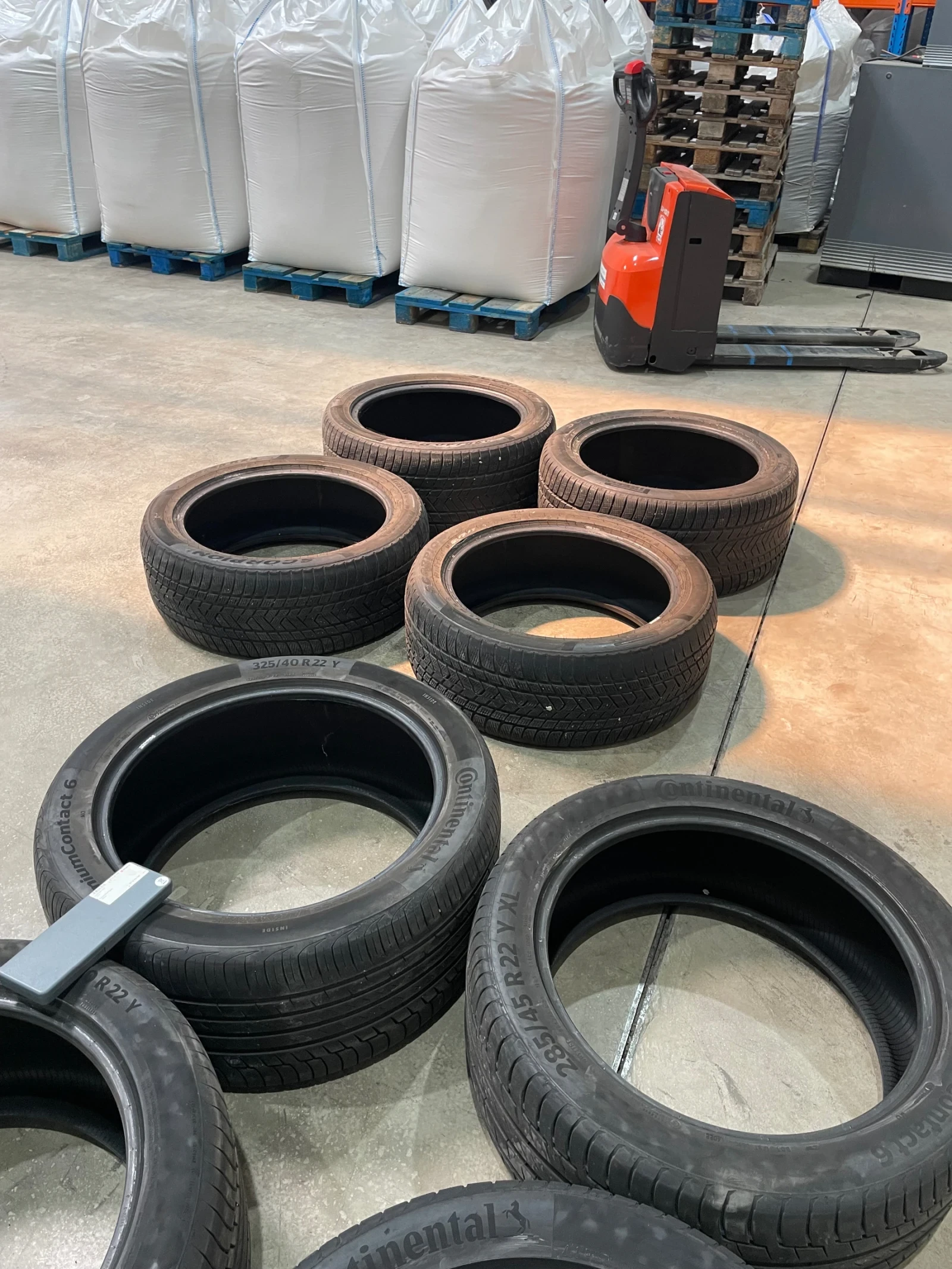 Гуми Летни 325/40R22, снимка 2 - Гуми и джанти - 54441309