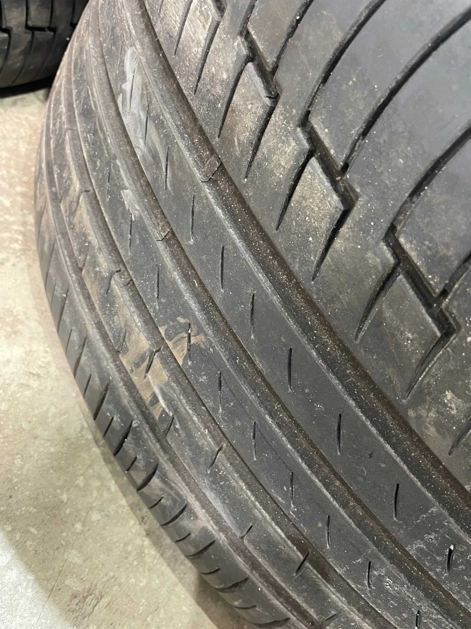 Гуми Летни 325/40R22, снимка 4 - Гуми и джанти - 54441309