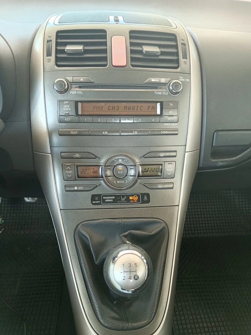 Toyota Auris 1.6 VVTi, снимка 11 - Автомобили и джипове - 47241665