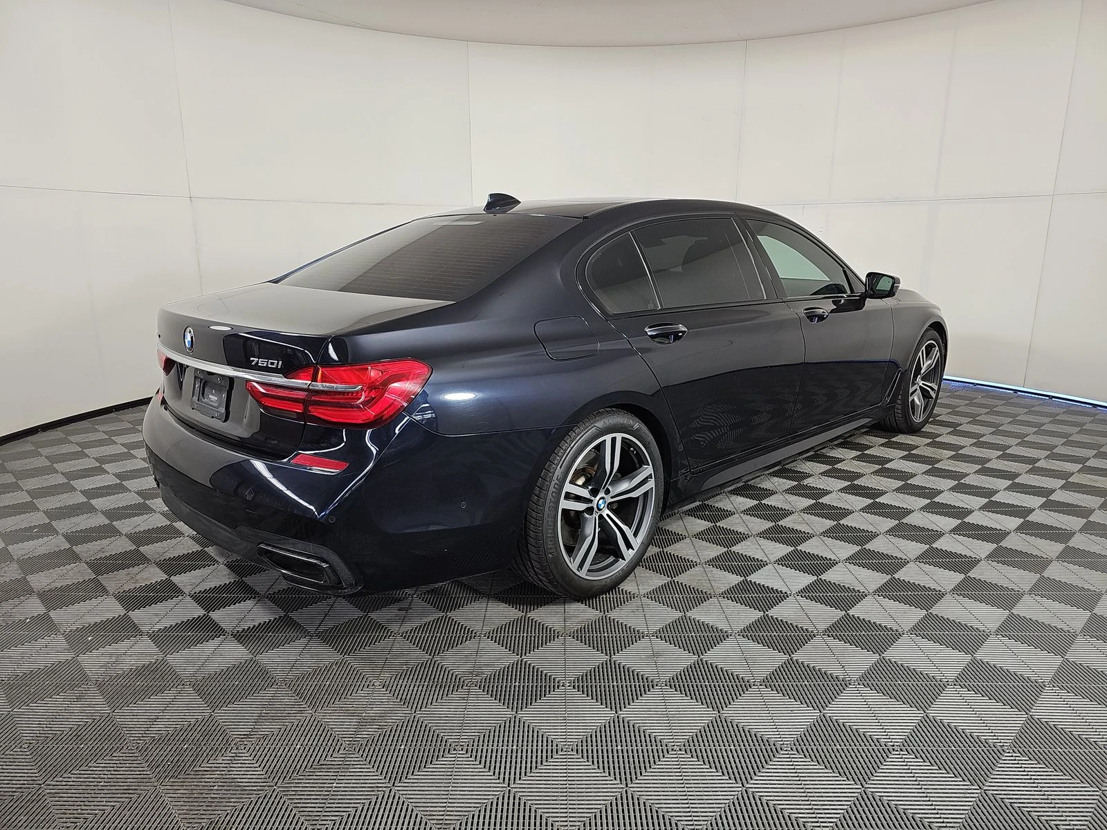 BMW 750 M PACK* BOWERS & WILKINS* 360OBDUH* MASSAGES* 360V | Mobile.bg — изображение 4