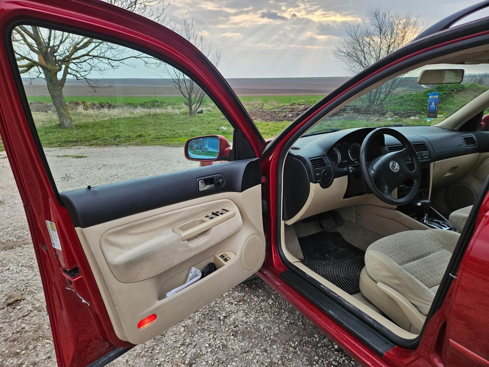 VW Jetta Комби, снимка 8 - Автомобили и джипове - 53864798