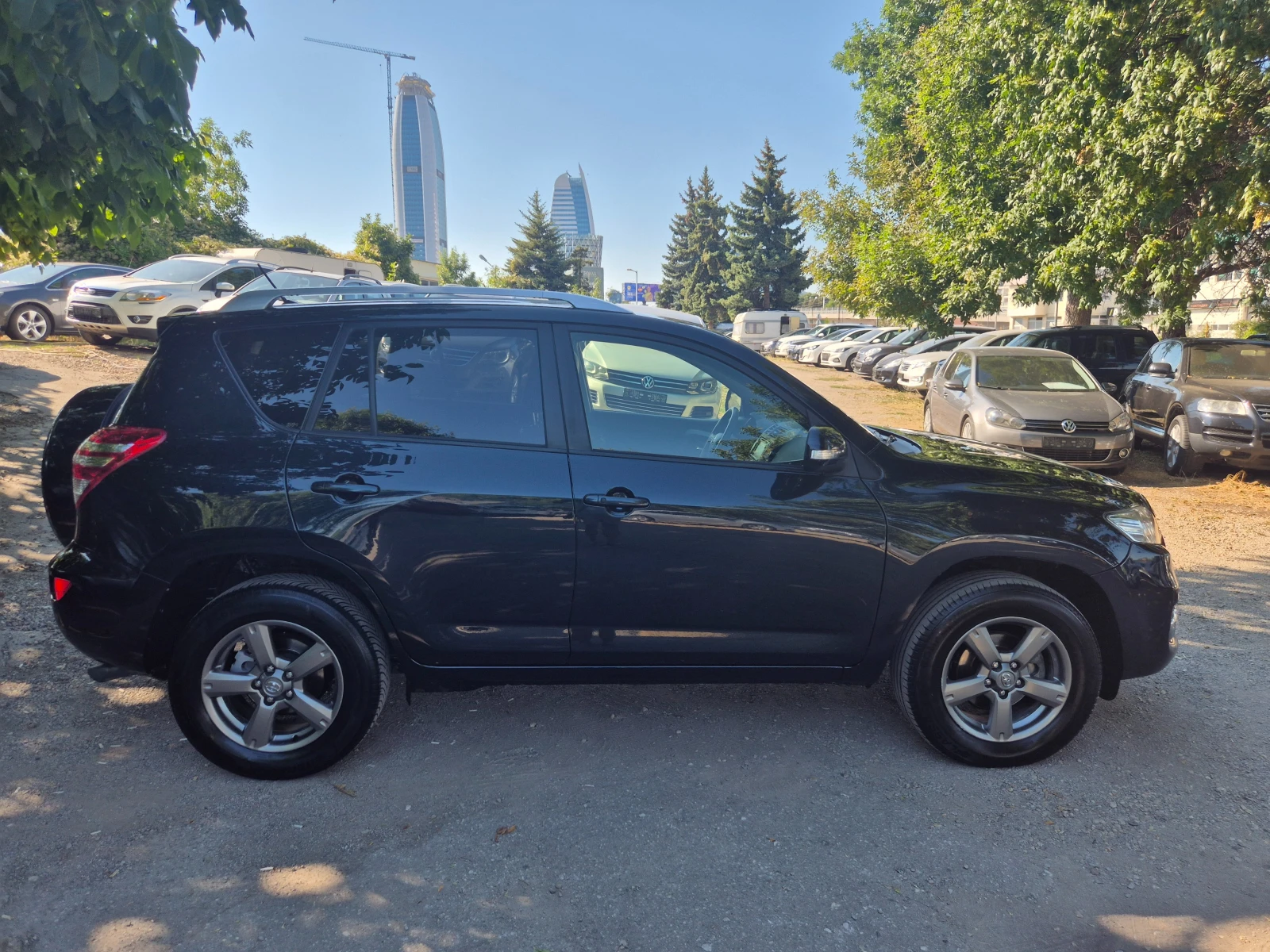 Toyota Rav4 2.2D-4D NAVI КОЖА ПОДГРЕВ КРУИЗ KEYLESS 6СКОРОСТИ , снимка 4 - Автомобили и джипове - 55693475