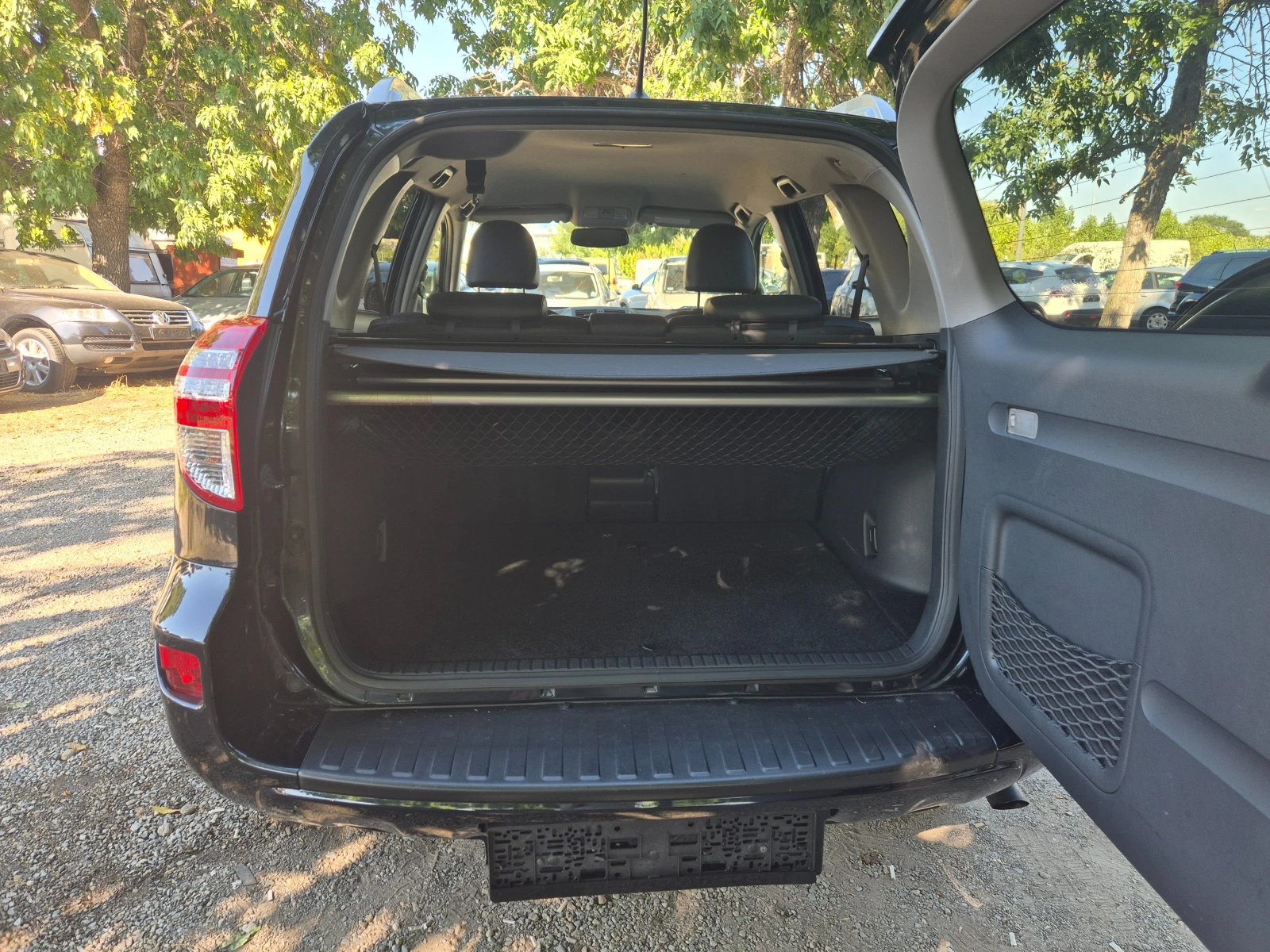 Toyota Rav4 2.2D-4D NAVI КОЖА ПОДГРЕВ КРУИЗ KEYLESS 6СКОРОСТИ , снимка 13 - Автомобили и джипове - 55693475