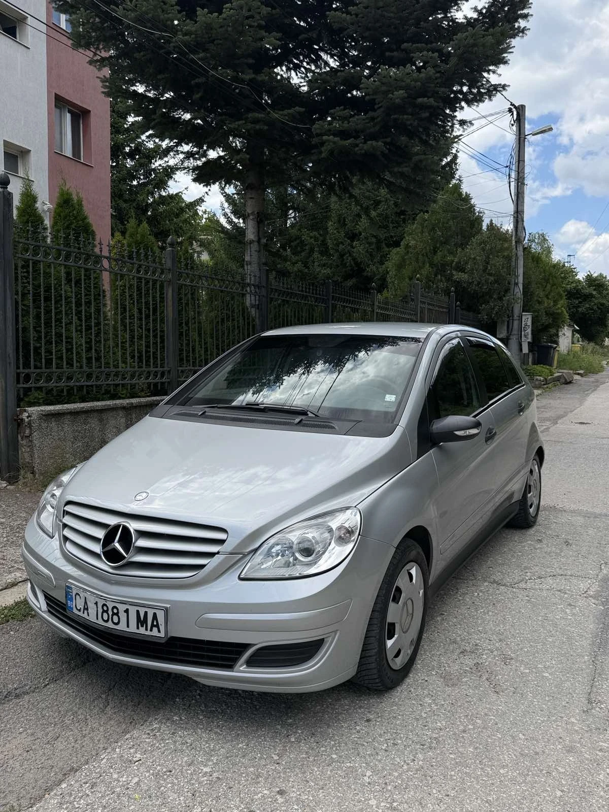 Mercedes-Benz B 180