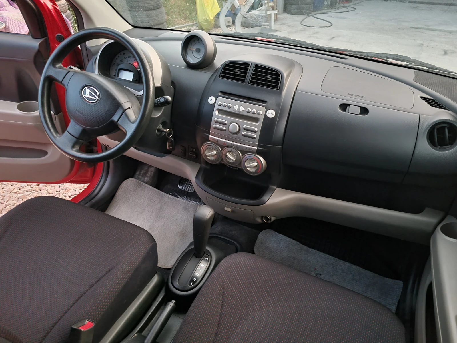Daihatsu Sirion 1.3vvti.4X4 AUTOMATT, снимка 8 - Автомобили и джипове - 55269554