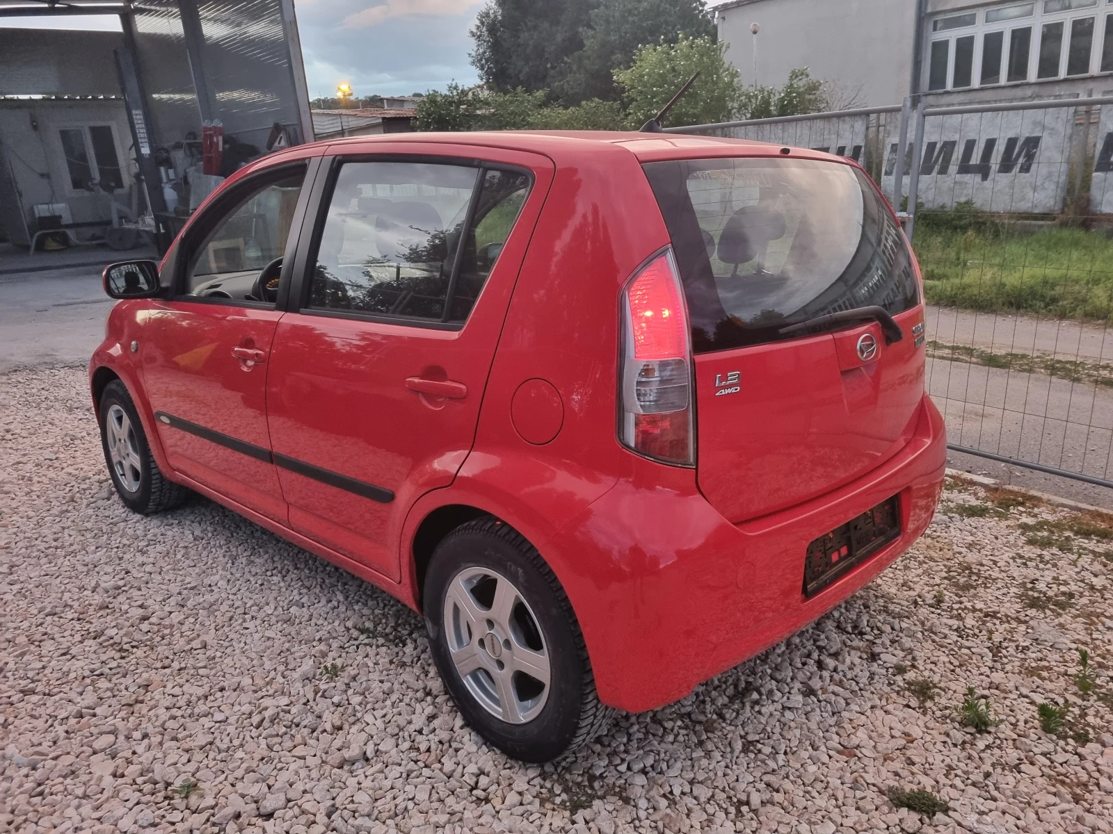 Daihatsu Sirion 1.3vvti.4X4 AUTOMATT, снимка 5 - Автомобили и джипове - 55269554