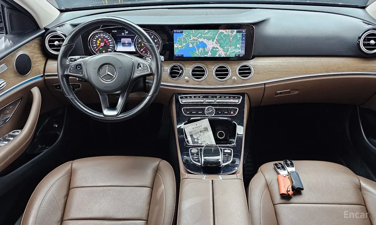 Mercedes-Benz E 300 4MATIC* 360 КАМЕРИ* ХЕД-ЪП* КРАЙНА ЦЕНА* , снимка 11 - Автомобили и джипове - 56567134