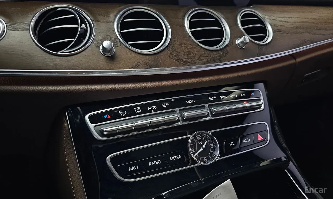 Mercedes-Benz E 300 4MATIC* 360 КАМЕРИ* ХЕД-ЪП* КРАЙНА ЦЕНА* , снимка 15 - Автомобили и джипове - 56567134