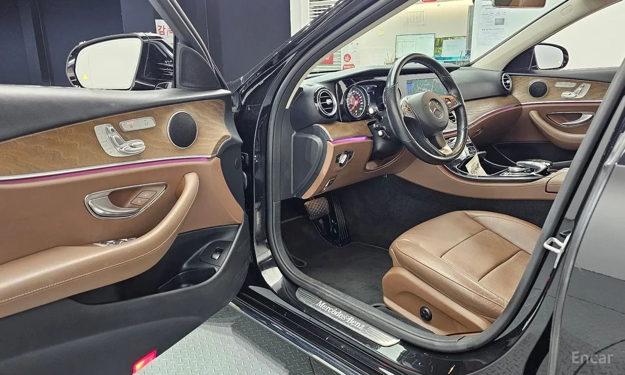 Mercedes-Benz E 300 4MATIC* 360 КАМЕРИ* ХЕД-ЪП* КРАЙНА ЦЕНА* , снимка 8 - Автомобили и джипове - 56567134