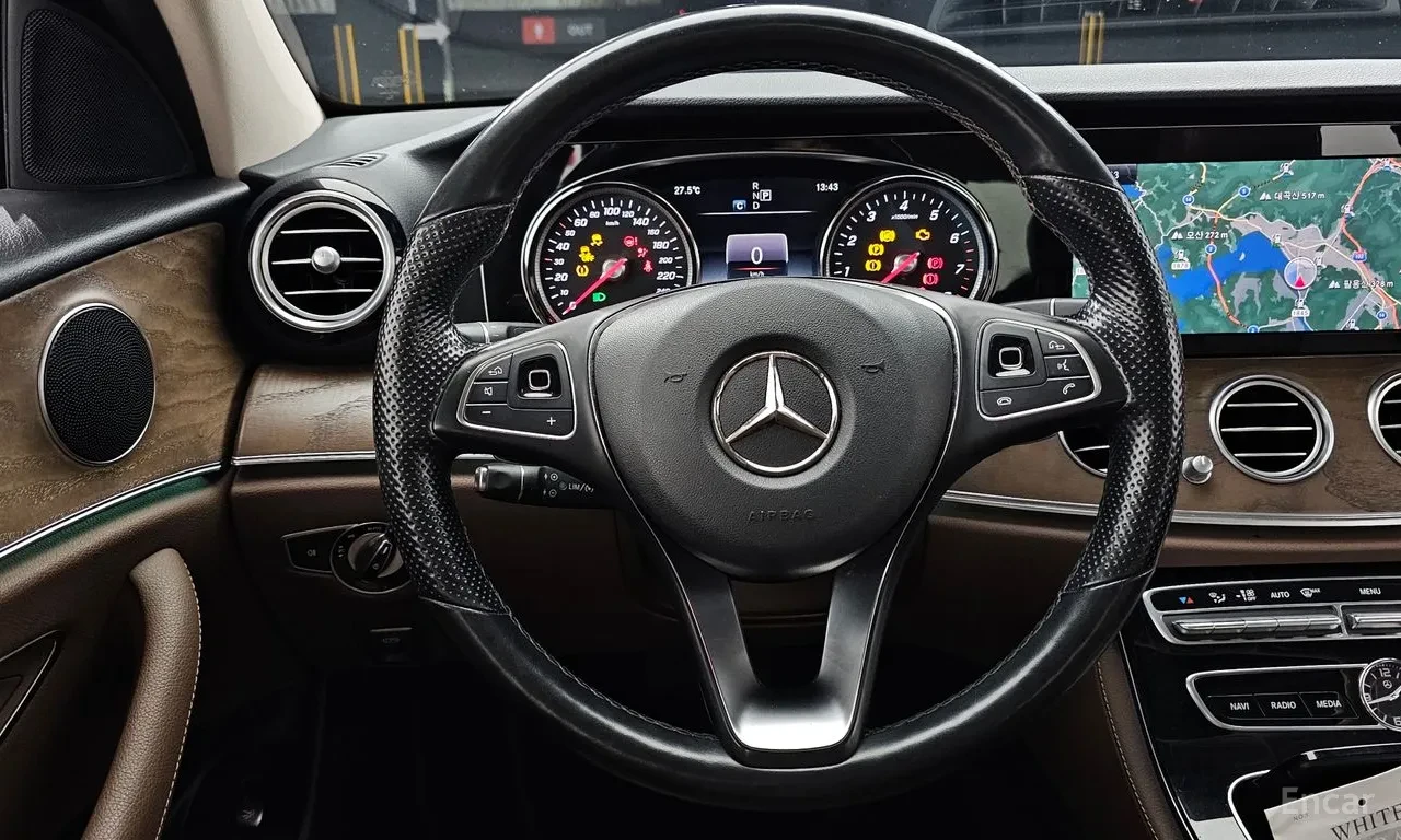 Mercedes-Benz E 300 4MATIC* 360 КАМЕРИ* ХЕД-ЪП* КРАЙНА ЦЕНА* , снимка 12 - Автомобили и джипове - 56567134