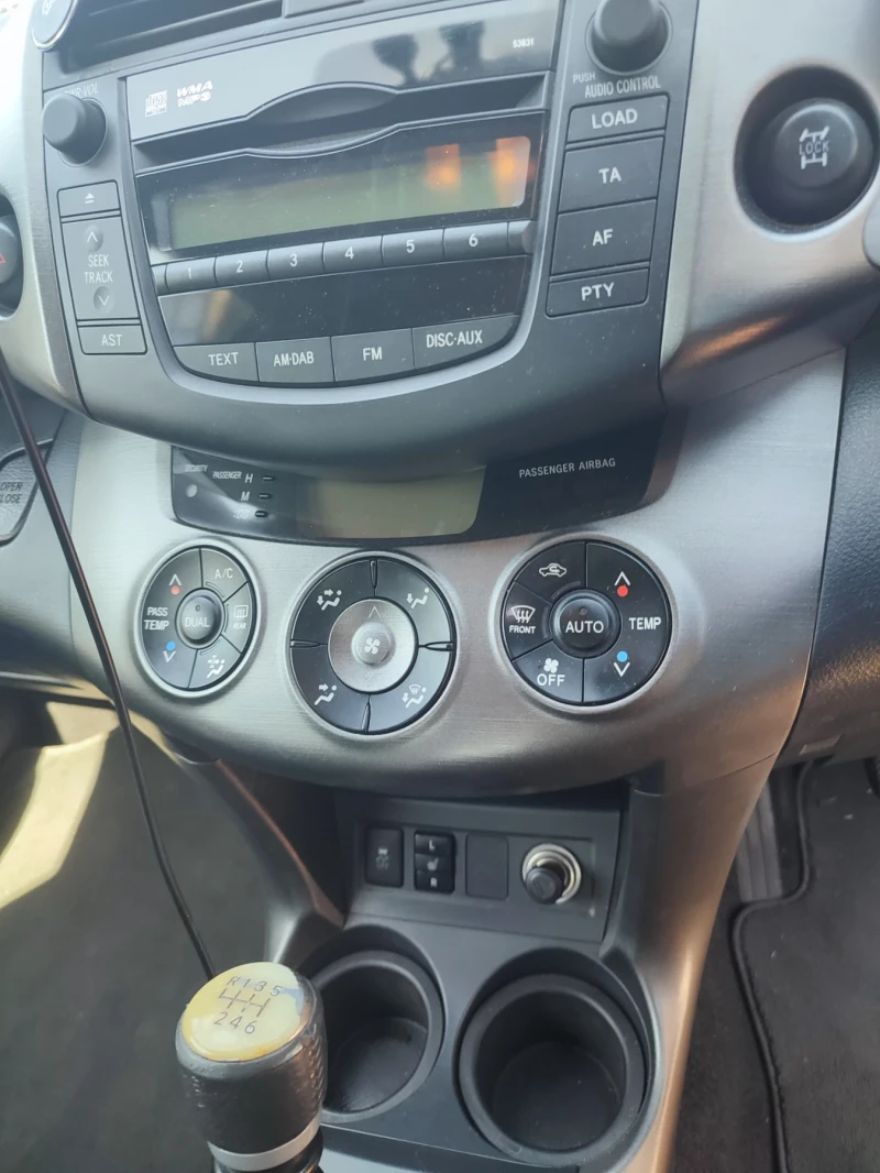 Toyota Rav4 2.2 d4d, снимка 12 - Автомобили и джипове - 51376849