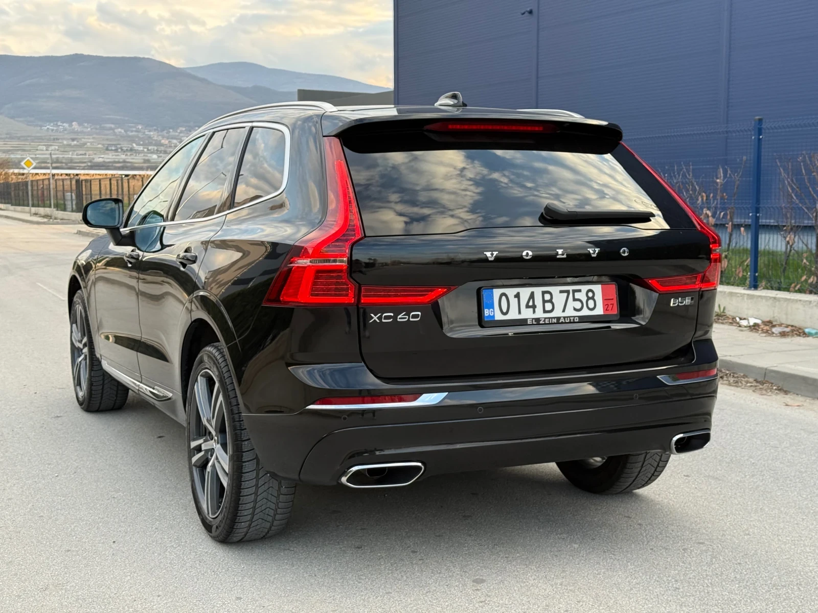 Volvo XC60 2.0/B5/INSCRIPTION/Mild Hybrid/4x4/ПЪЛ.СЕРВ.ИСТ.!!, снимка 5 - Автомобили и джипове - 53998480