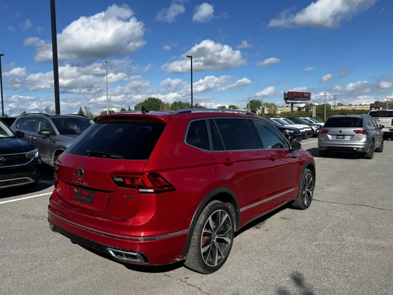 VW Tiguan R-Line Highline* 4Motion* Distr* Обдухване* Pano, снимка 3 - Автомобили и джипове - 55505320