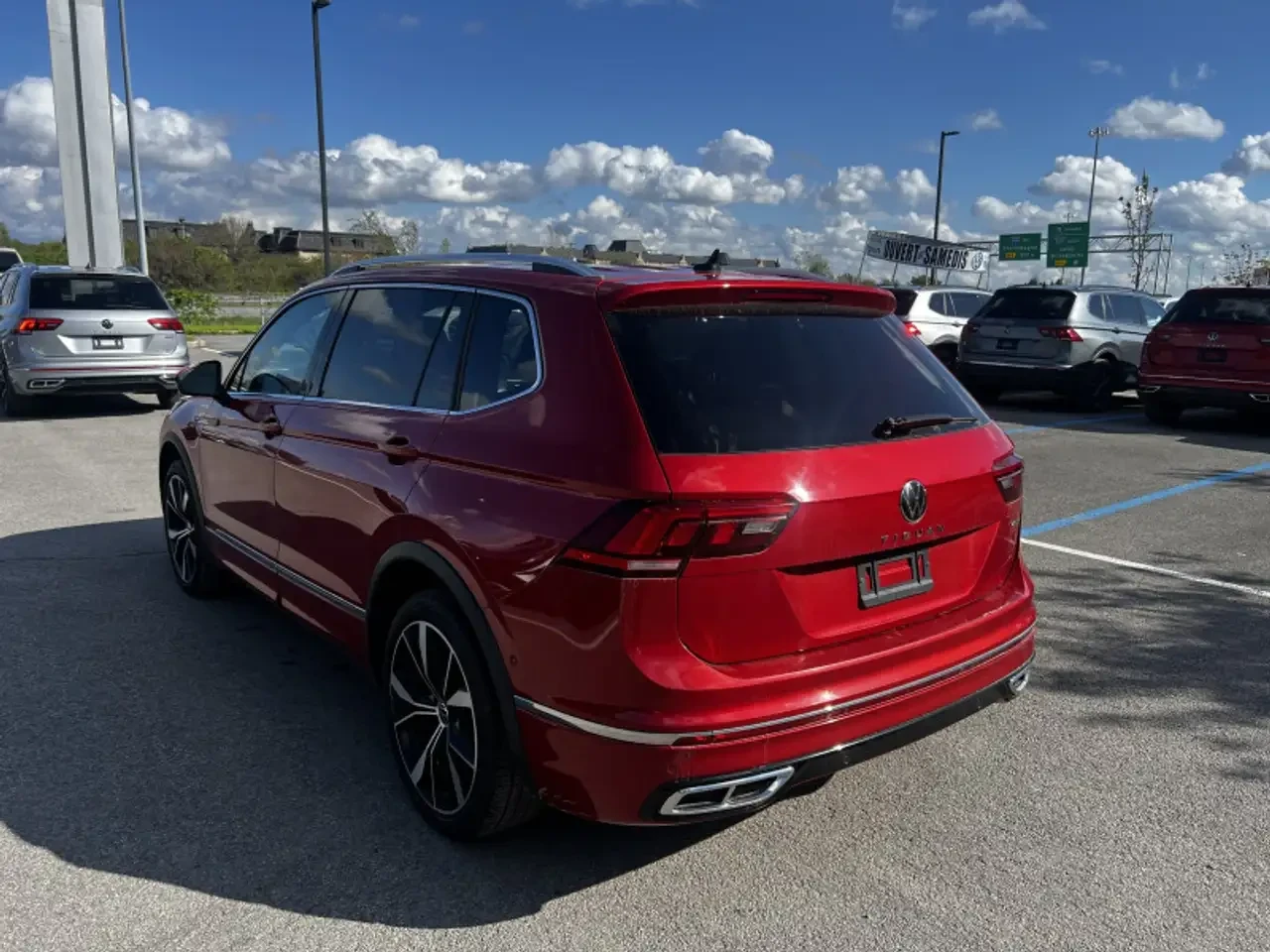 VW Tiguan R-Line Highline* 4Motion* Distr* Обдухване* Pano, снимка 2 - Автомобили и джипове - 55505320