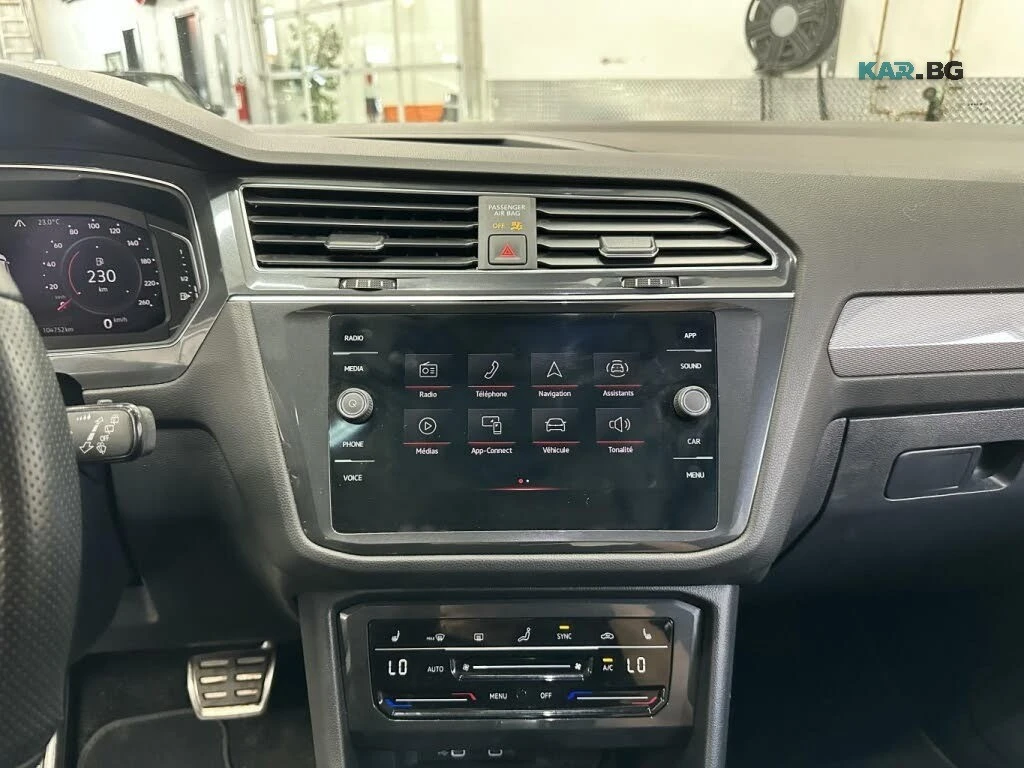 VW Tiguan R-Line Black 4Motion * АвтоКредит * (ЦЕНА ДО БГ), снимка 16 - Автомобили и джипове - 56167302