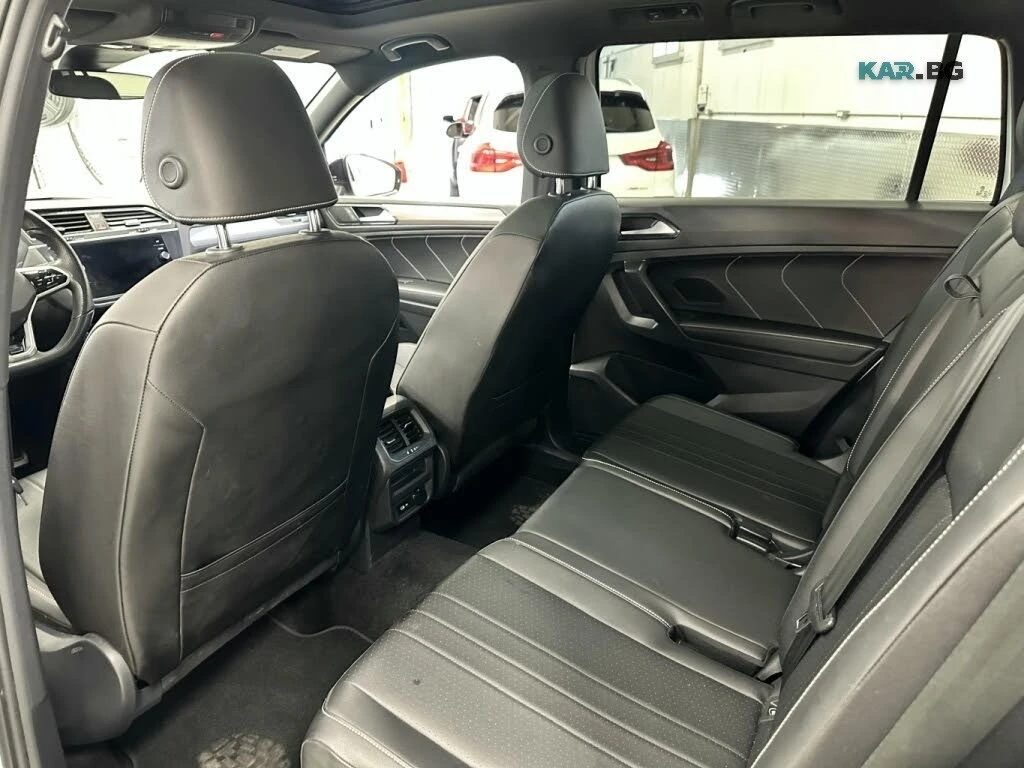 VW Tiguan R-Line Black 4Motion * АвтоКредит * (ЦЕНА ДО БГ), снимка 10 - Автомобили и джипове - 56167302