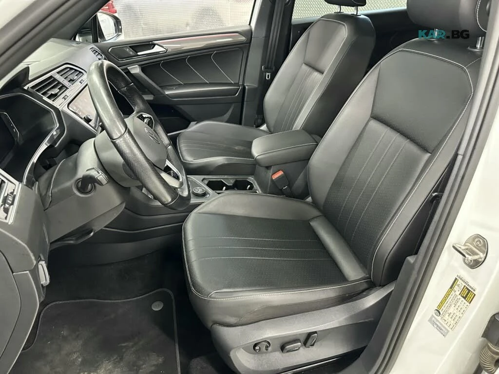 VW Tiguan R-Line Black 4Motion * АвтоКредит * (ЦЕНА ДО БГ), снимка 13 - Автомобили и джипове - 56167302