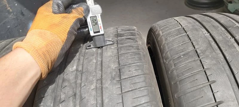 Гуми Летни 235/45R19, снимка 4 - Гуми и джанти - 33034289