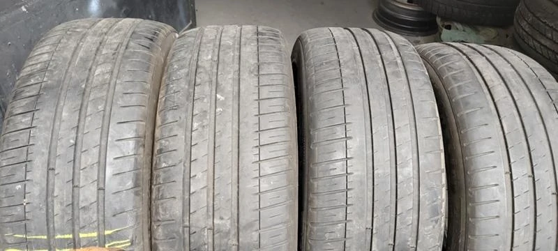 Гуми Летни 235/45R19, снимка 1 - Гуми и джанти - 33034289