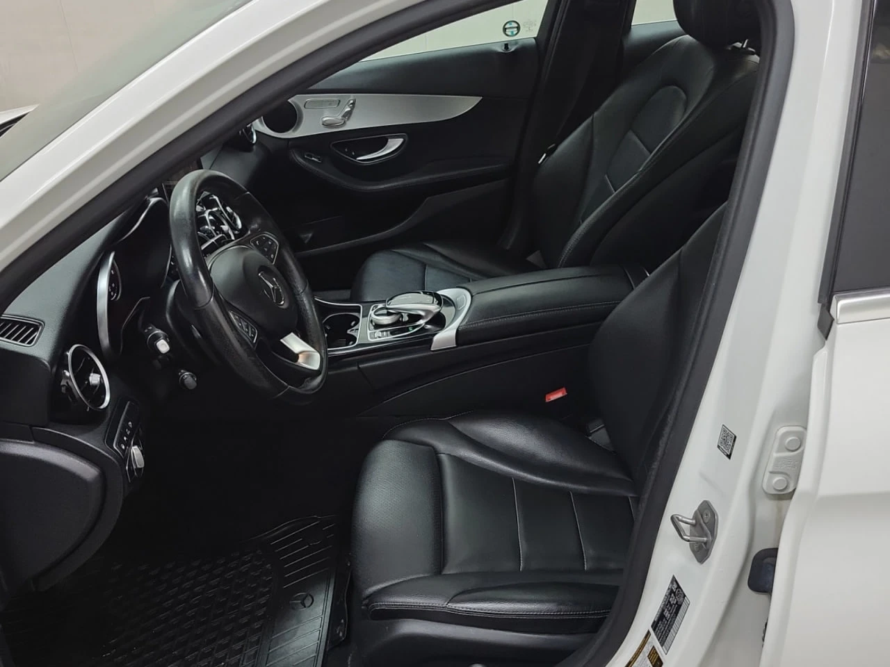 Mercedes-Benz C 300 AWD * CARFAX * АвтоКредит * Цена до България*  - изображение 8