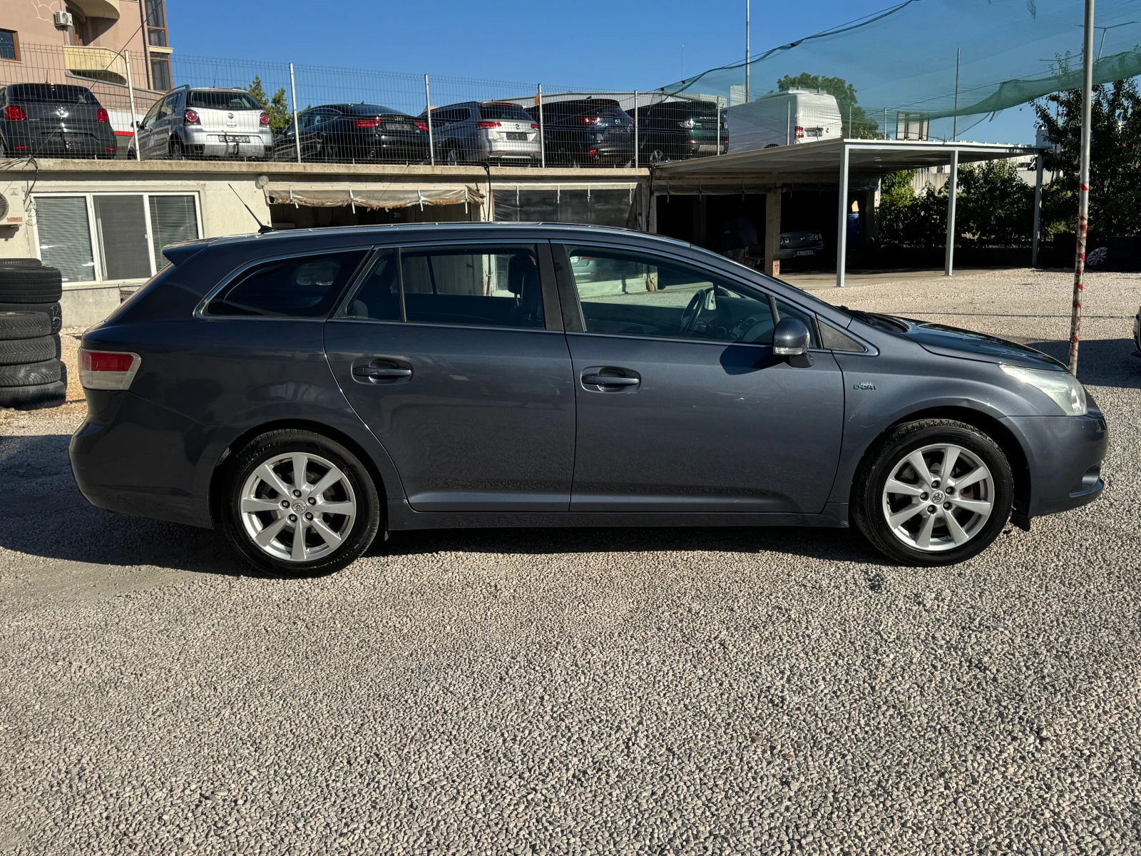 Toyota Avensis АВТОМАТ-ОБСЛУЖЕНА, снимка 3 - Автомобили и джипове - 55693960