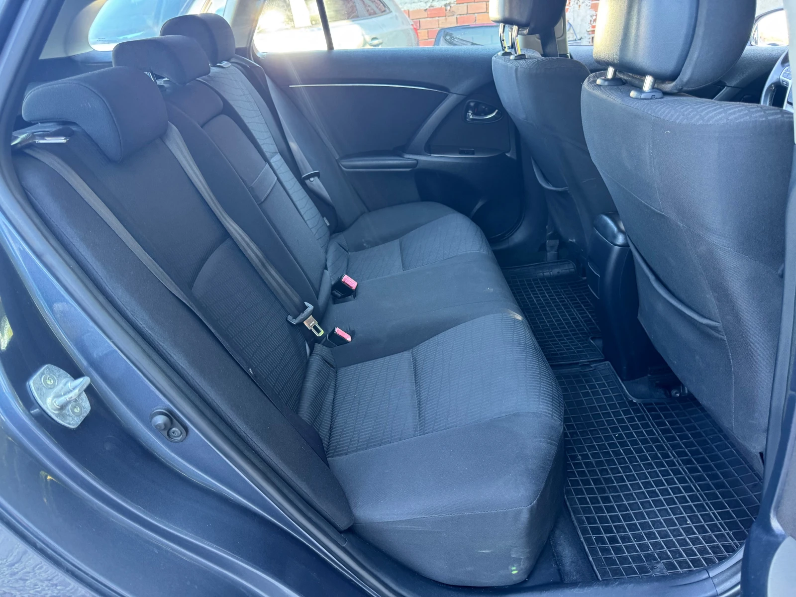 Toyota Avensis АВТОМАТ-ОБСЛУЖЕНА, снимка 16 - Автомобили и джипове - 55693960