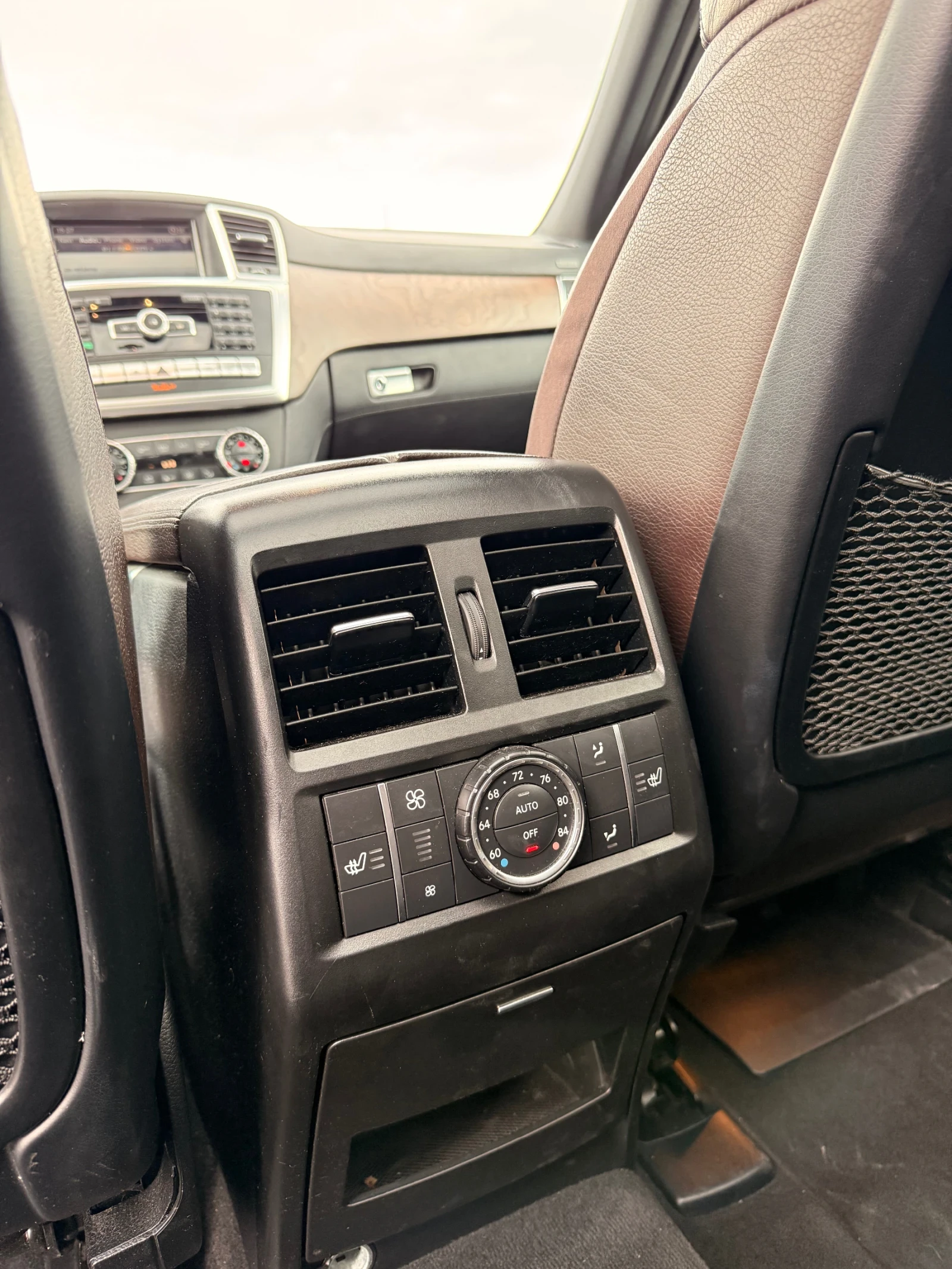Mercedes-Benz GL 550 БЕЗ УДАРИ AMG LINE | ВСИЧКИ ЕКСТРИ | HARMAN KARDON, снимка 14 - Автомобили и джипове - 54813312