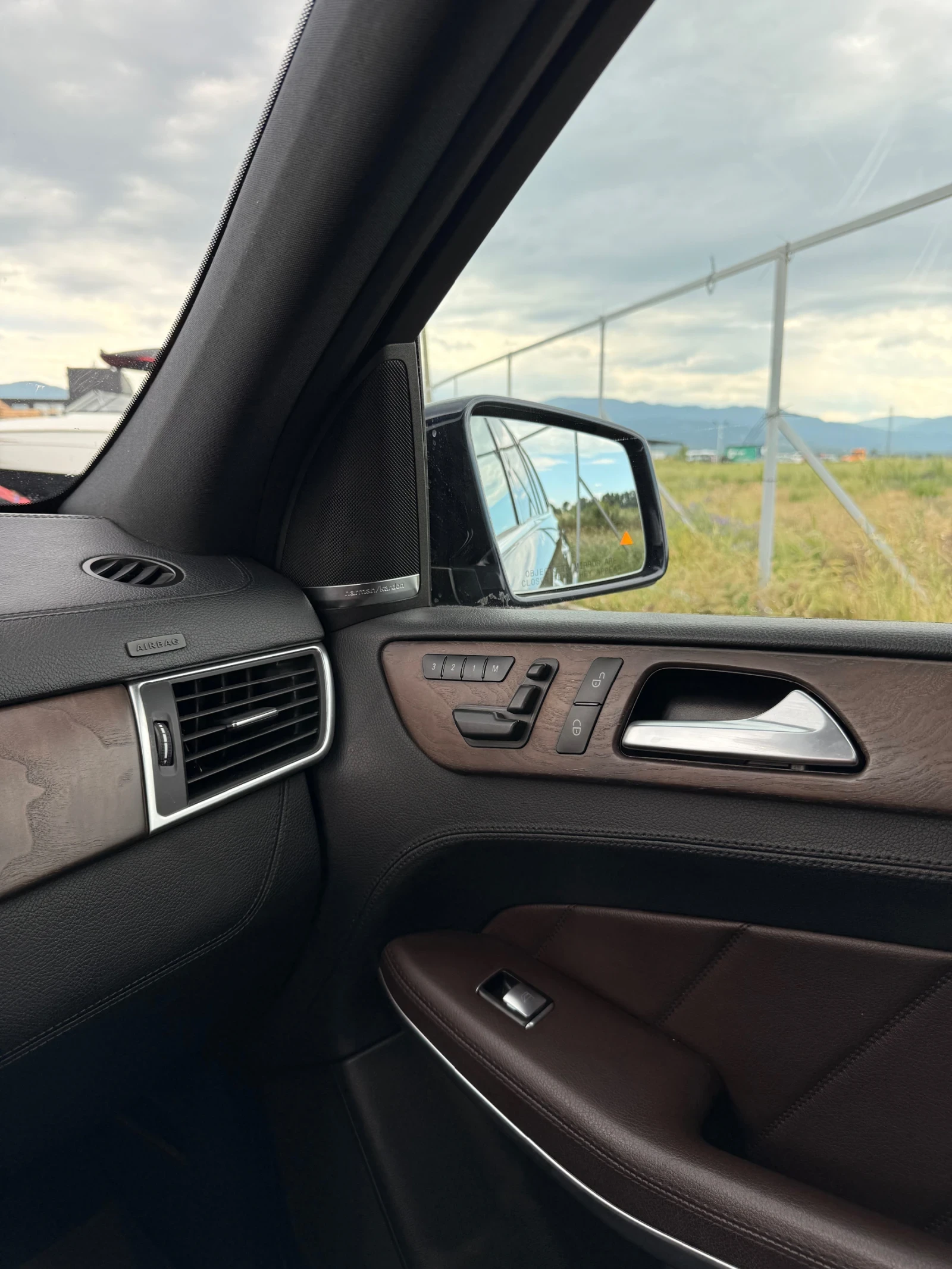 Mercedes-Benz GL 550 БЕЗ УДАРИ AMG LINE | ВСИЧКИ ЕКСТРИ | HARMAN KARDON, снимка 12 - Автомобили и джипове - 54813312