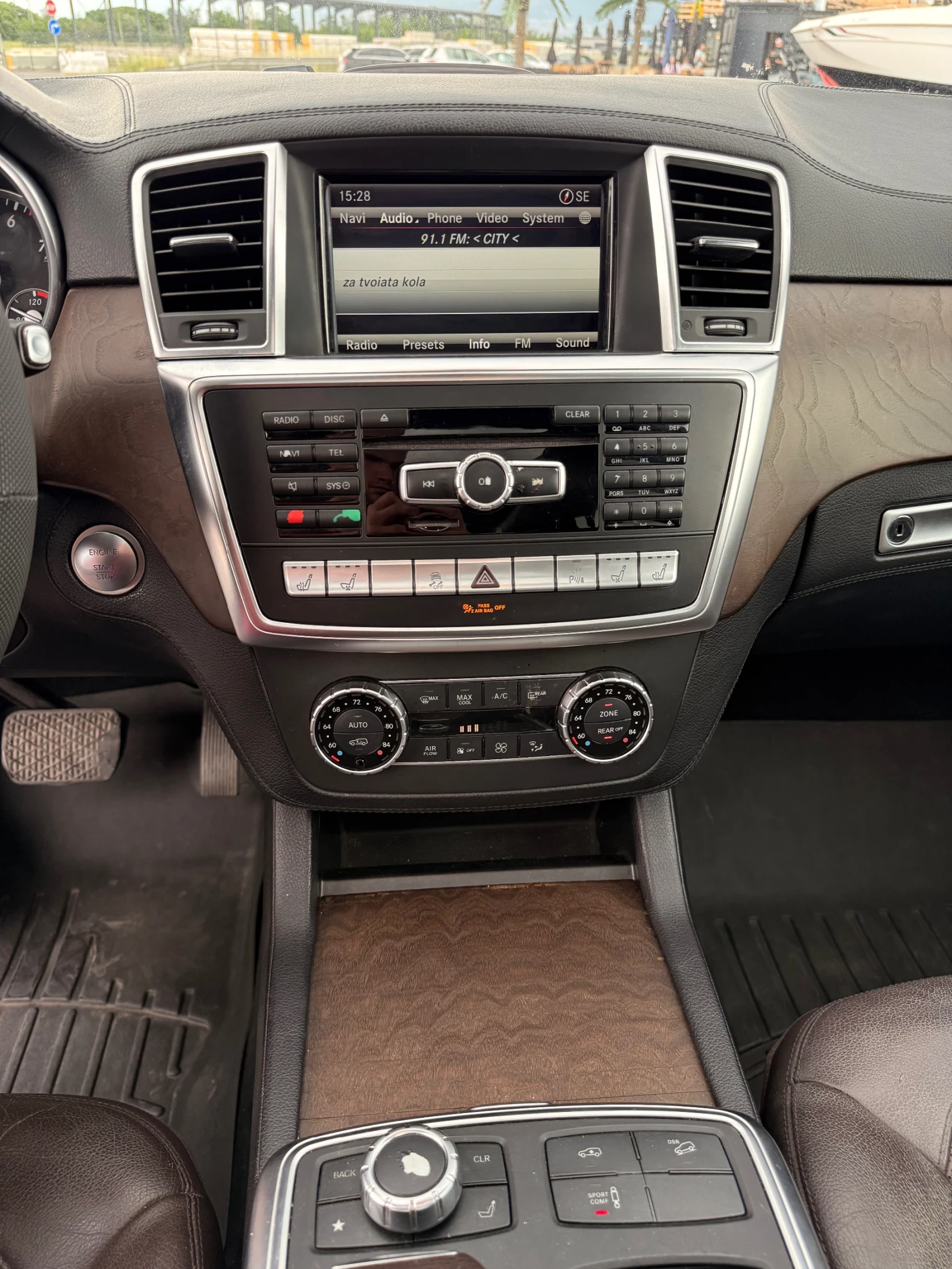Mercedes-Benz GL 550 БЕЗ УДАРИ AMG LINE | ВСИЧКИ ЕКСТРИ | HARMAN KARDON, снимка 9 - Автомобили и джипове - 54813312