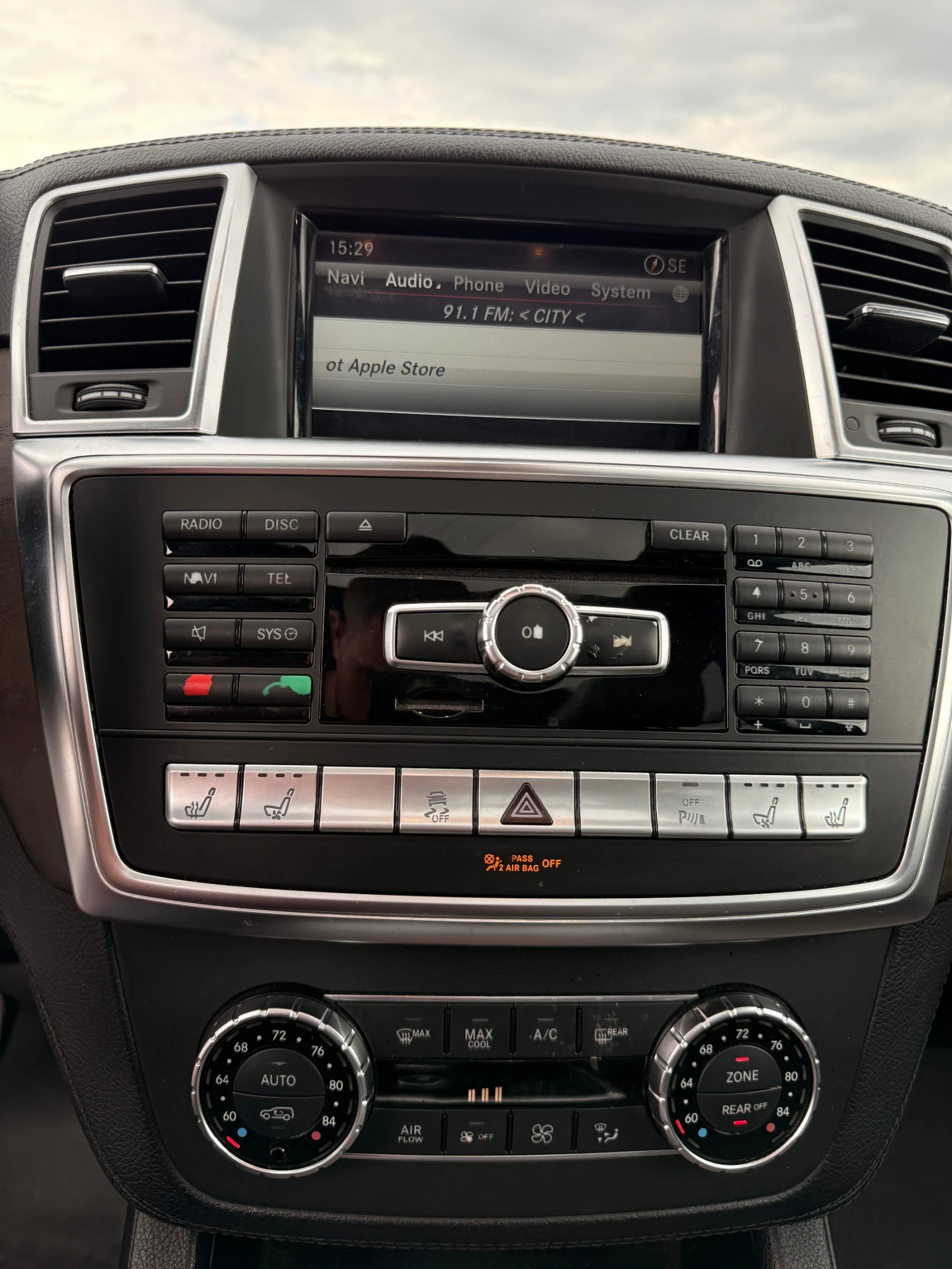 Mercedes-Benz GL 550 БЕЗ УДАРИ AMG LINE | ВСИЧКИ ЕКСТРИ | HARMAN KARDON, снимка 10 - Автомобили и джипове - 54813312