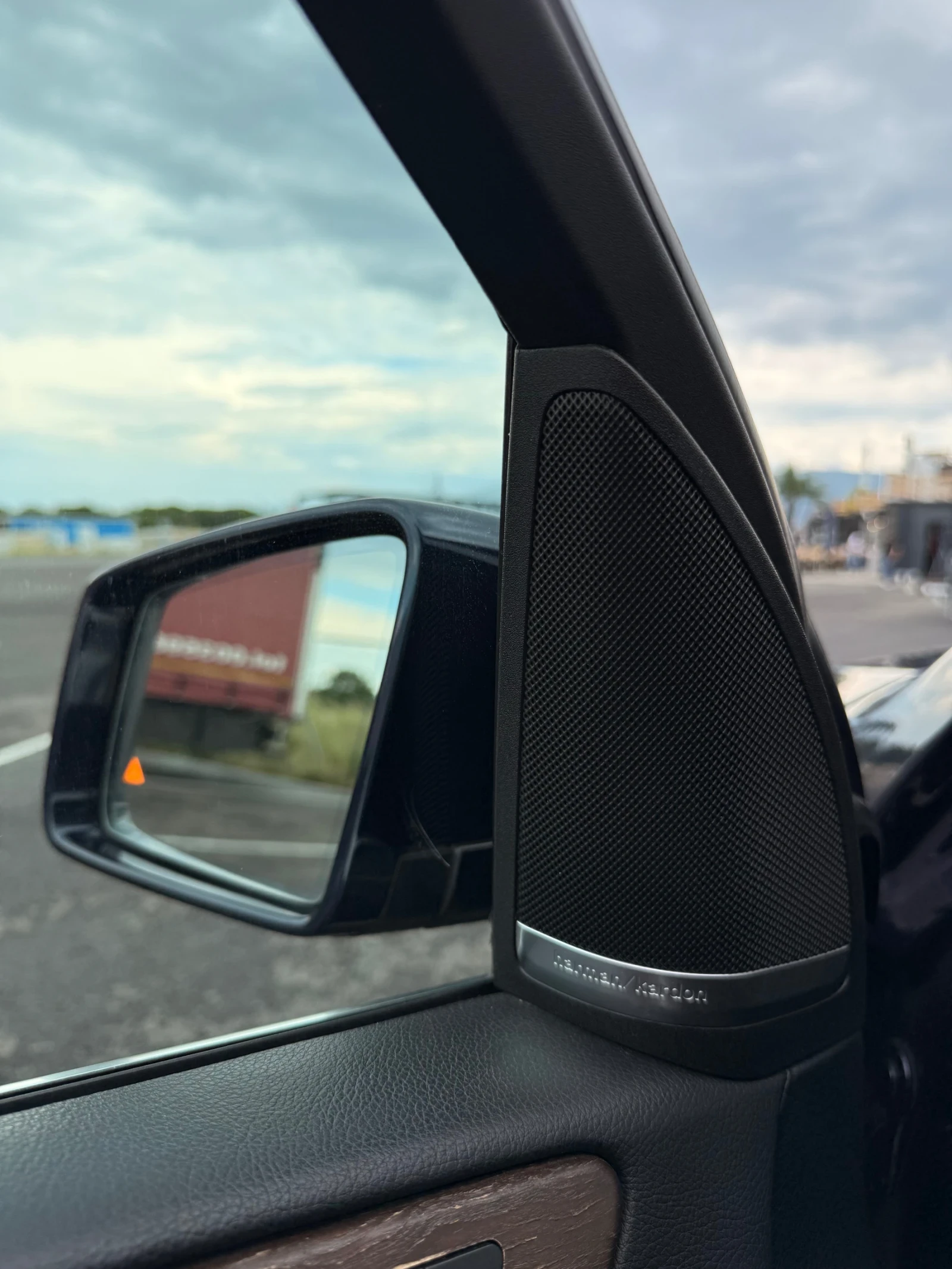 Mercedes-Benz GL 550 БЕЗ УДАРИ AMG LINE | ВСИЧКИ ЕКСТРИ | HARMAN KARDON, снимка 13 - Автомобили и джипове - 54813312