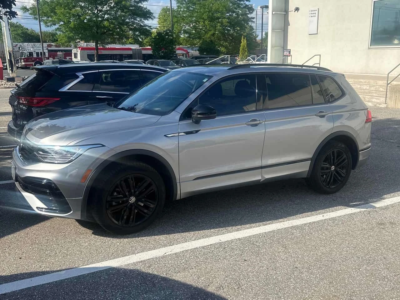 VW Tiguan * Comfortline R Line Black Edition * CARFAX * , снимка 2 - Автомобили и джипове - 55024586