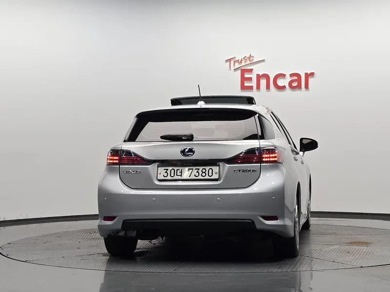Lexus CT 200h Compact Luxury ZWA10, снимка 2 - Автомобили и джипове - 55537119