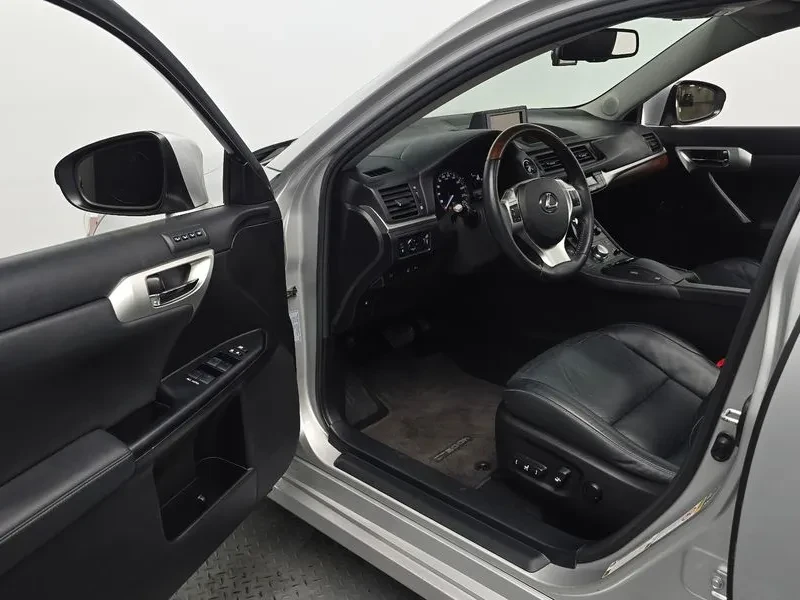 Lexus CT 200h Compact Luxury ZWA10, снимка 9 - Автомобили и джипове - 55537119