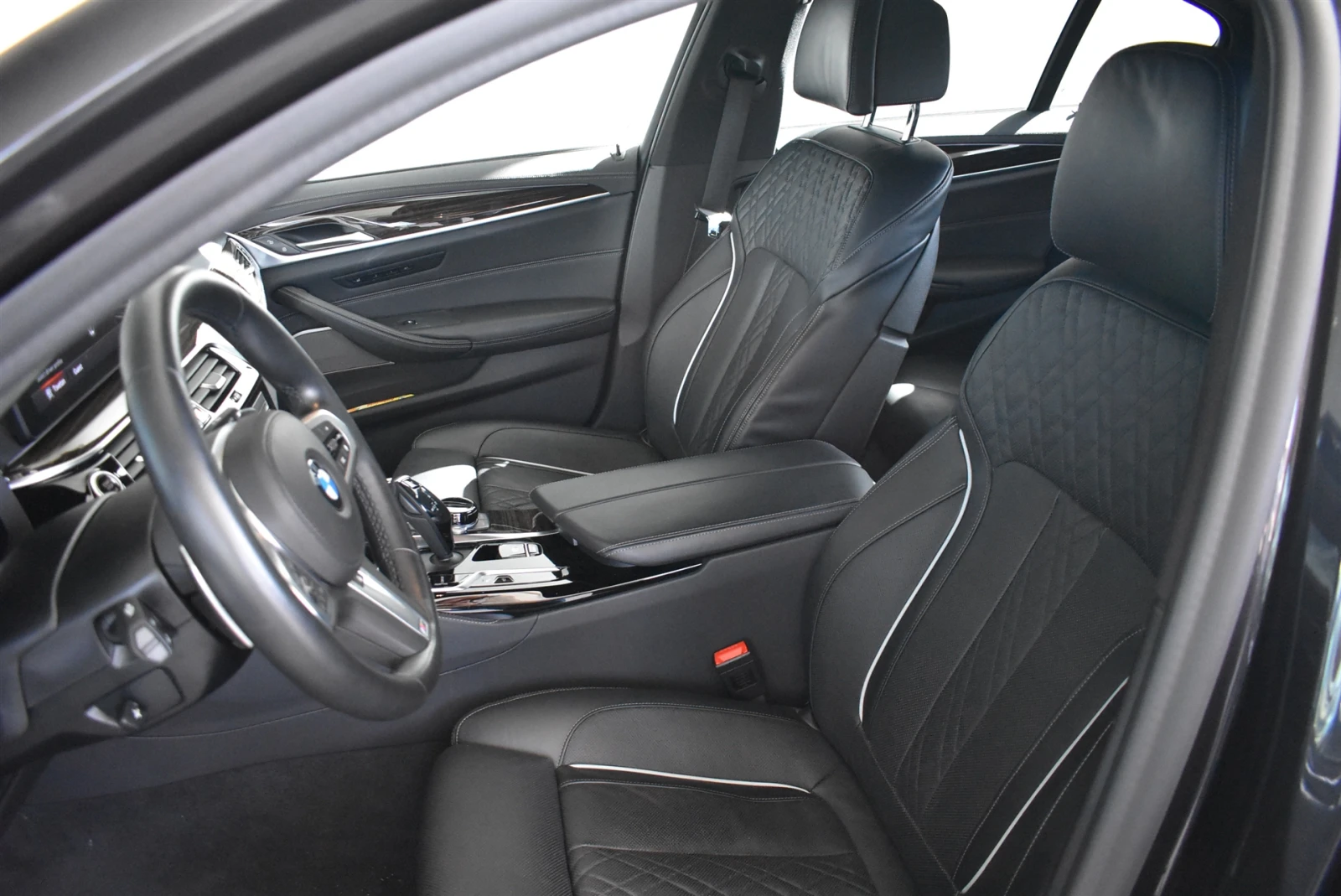 BMW 550 xDrive Sedan, снимка 8 - Автомобили и джипове - 53721334