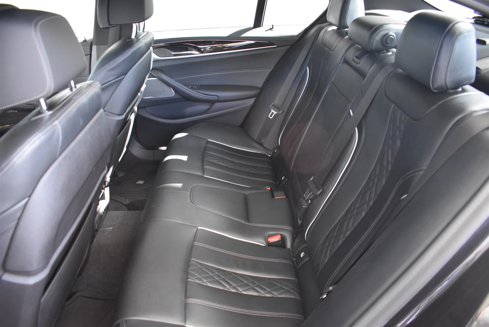 BMW 550 xDrive Sedan, снимка 10 - Автомобили и джипове - 53721334