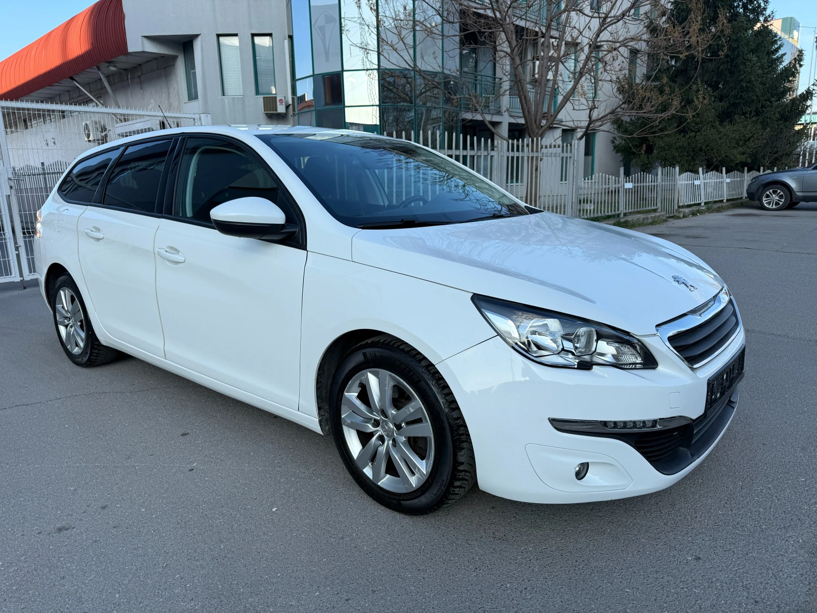 Peugeot 308 1.6HDI* NAVI* СЕРВИЗНА ИСТОРИЯ* , снимка 3 - Автомобили и джипове - 54137821