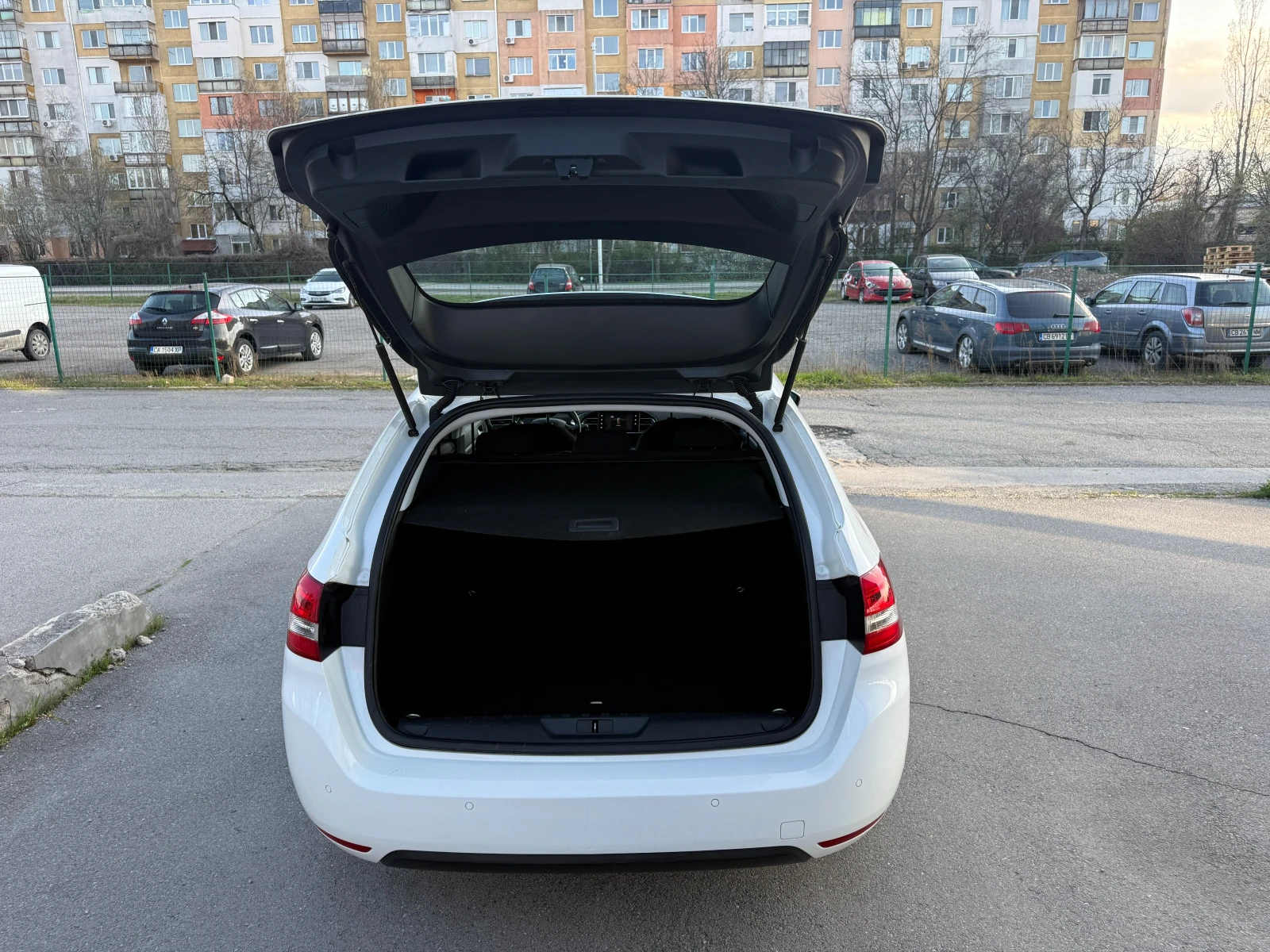 Peugeot 308 1.6HDI* NAVI* СЕРВИЗНА ИСТОРИЯ* , снимка 7 - Автомобили и джипове - 54137821