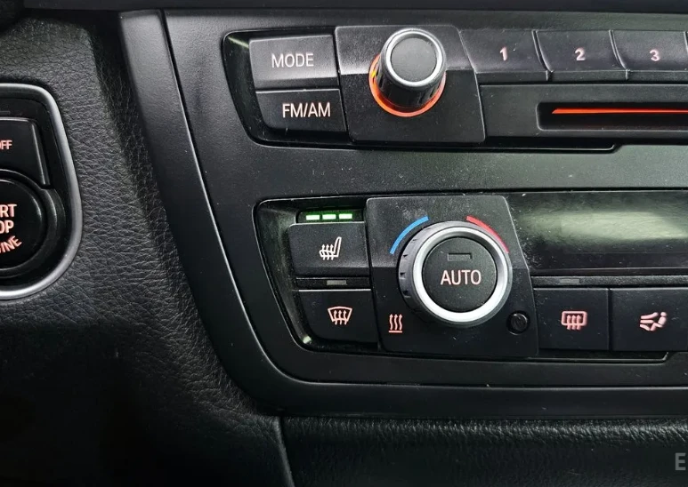 BMW 320 d * M-Package* * HeadUp* AвтоКредит* (ЦЕНА ДО БГ), снимка 11 - Автомобили и джипове - 53247915