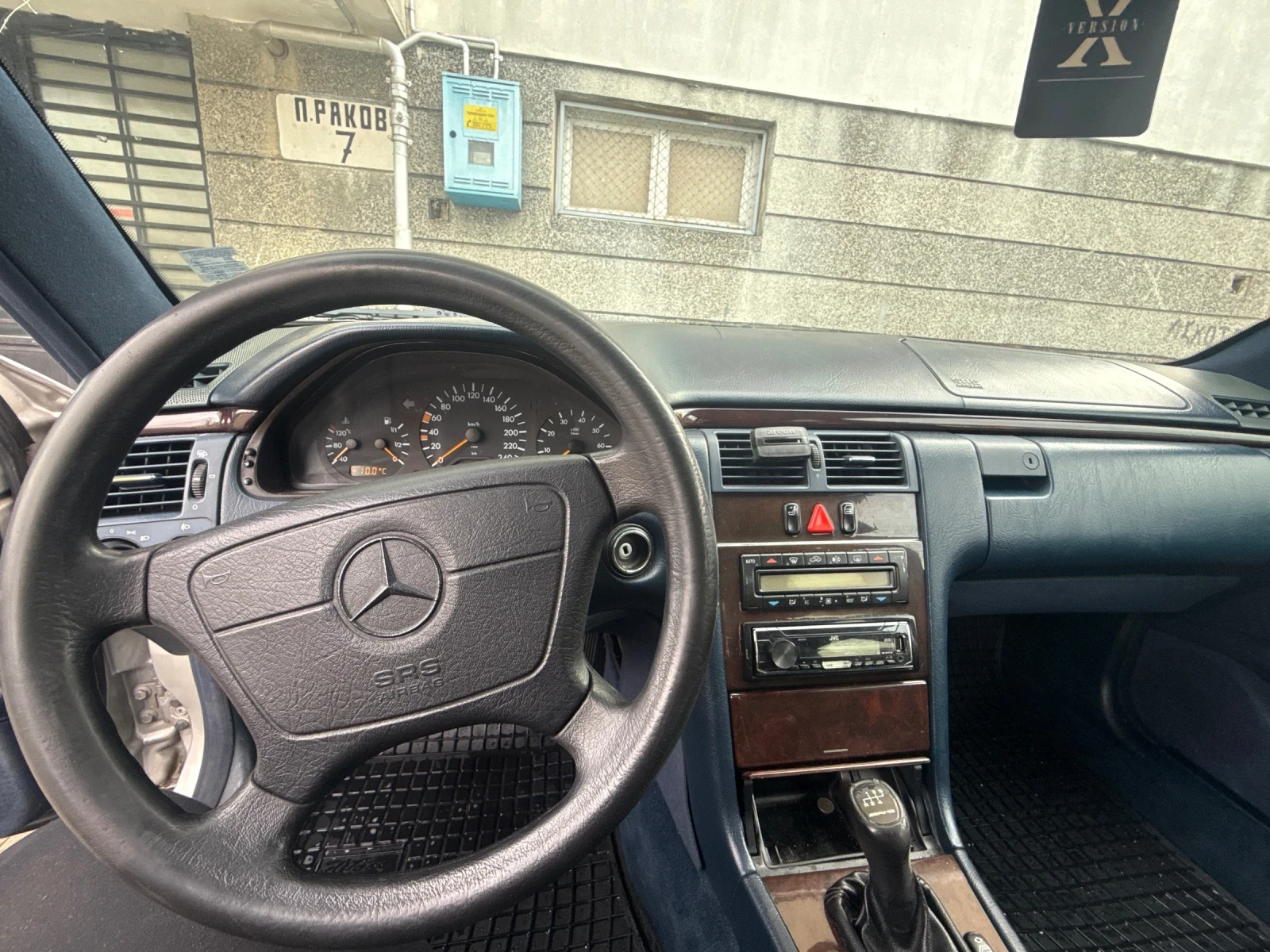 Mercedes-Benz E 200  - изображение 7