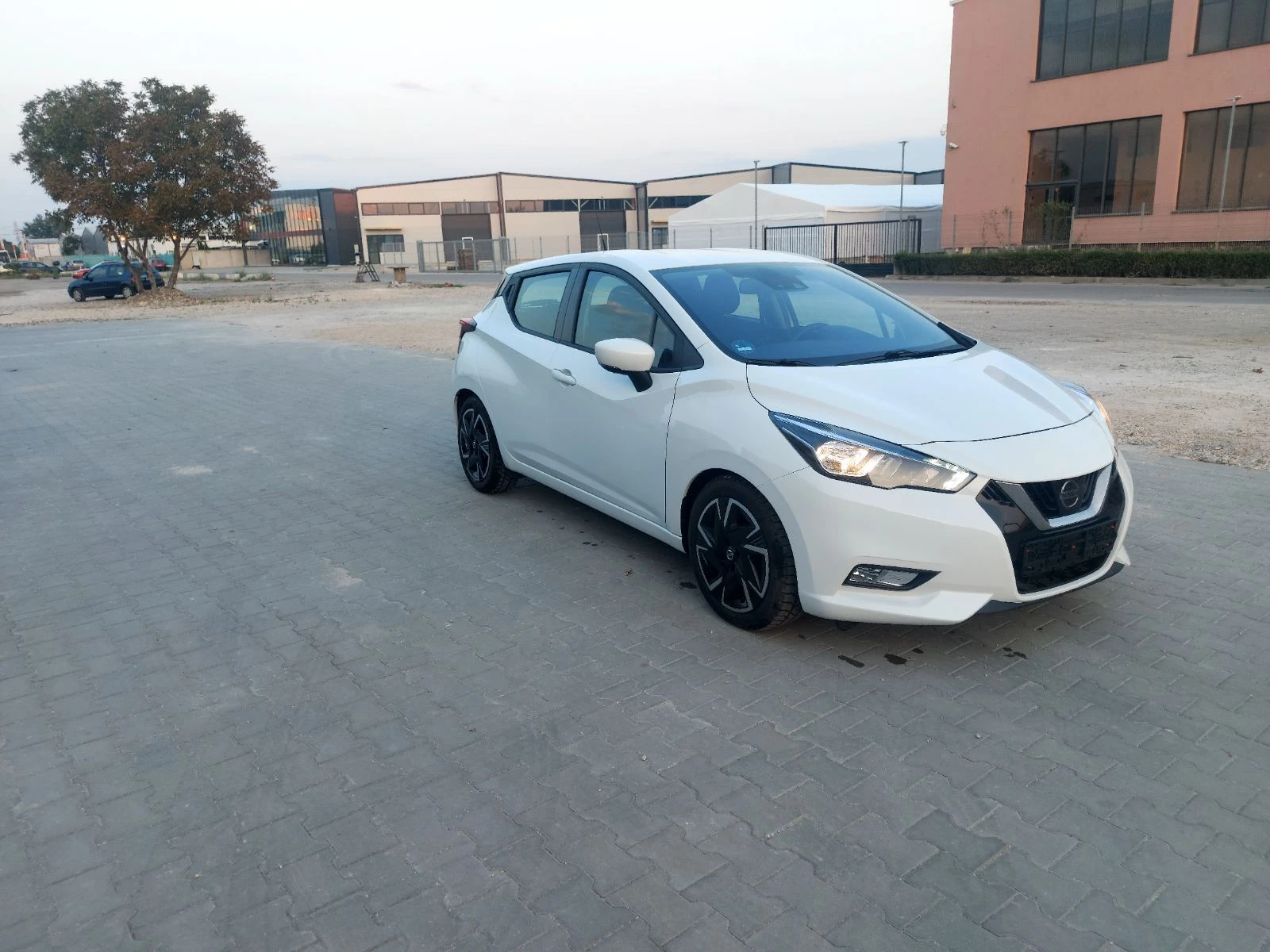 Nissan Micra 1.0i, снимка 4 - Автомобили и джипове - 54311330