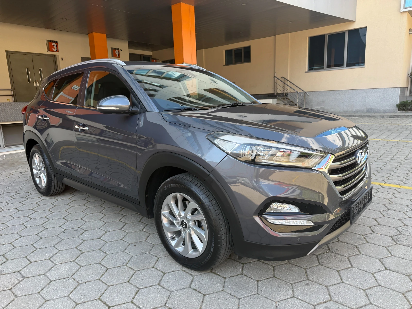 Hyundai Tucson 2.0 CRDI* X-POSSIBLE* 4x4* , снимка 3 - Автомобили и джипове - 54440957