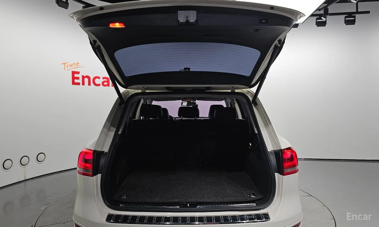 VW Touareg * 3.0TDI* BLUEMOTION* КОЖА* ПОДГРЕВ* ПАНОРАМА* , снимка 17 - Автомобили и джипове - 54497449