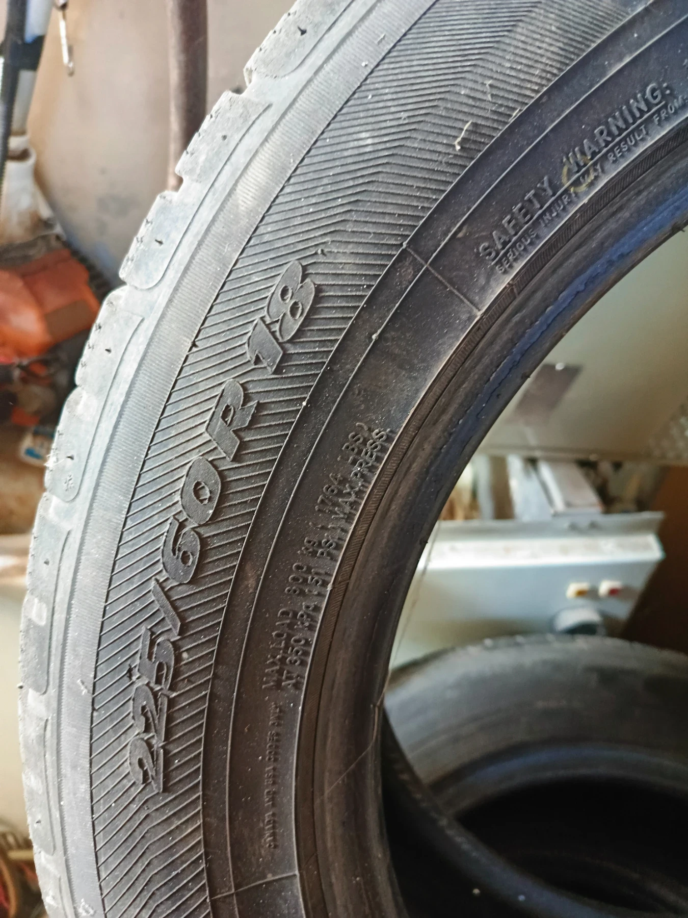 Гуми Зимни 225/60R18, снимка 2 - Гуми и джанти - 54938932