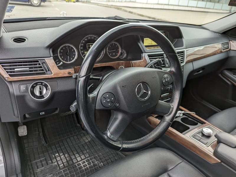 Mercedes-Benz E 220 Elegance 2.2 CDI, снимка 10 - Автомобили и джипове - 47013092