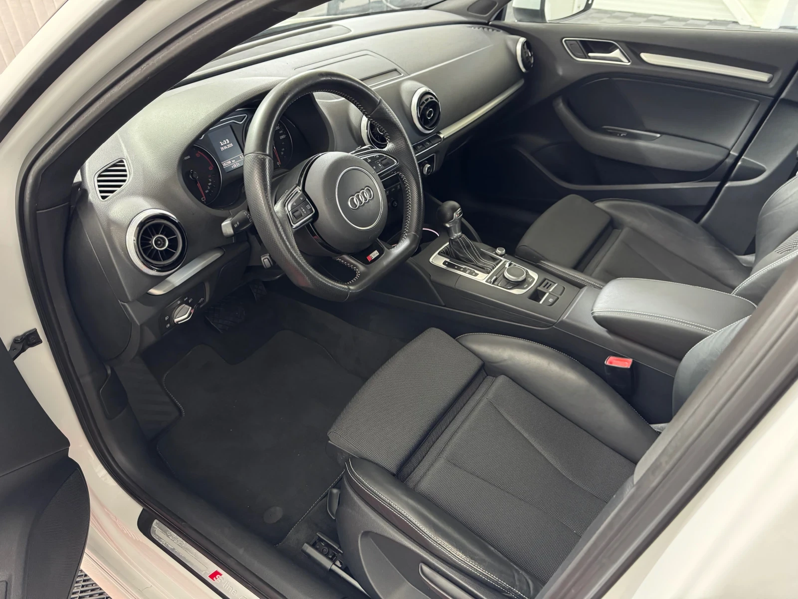 Audi A3 S-LINE * S-TRONIC * TAVAN * XENON * EURO 6B, снимка 9 - Автомобили и джипове - 54429596