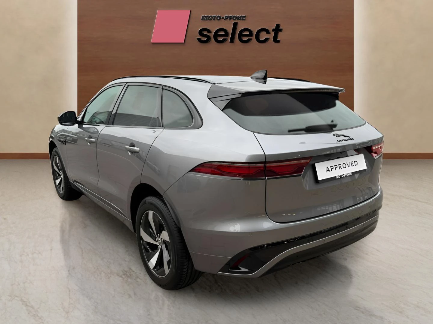 Jaguar F-PACE 2.0 - изображение 7