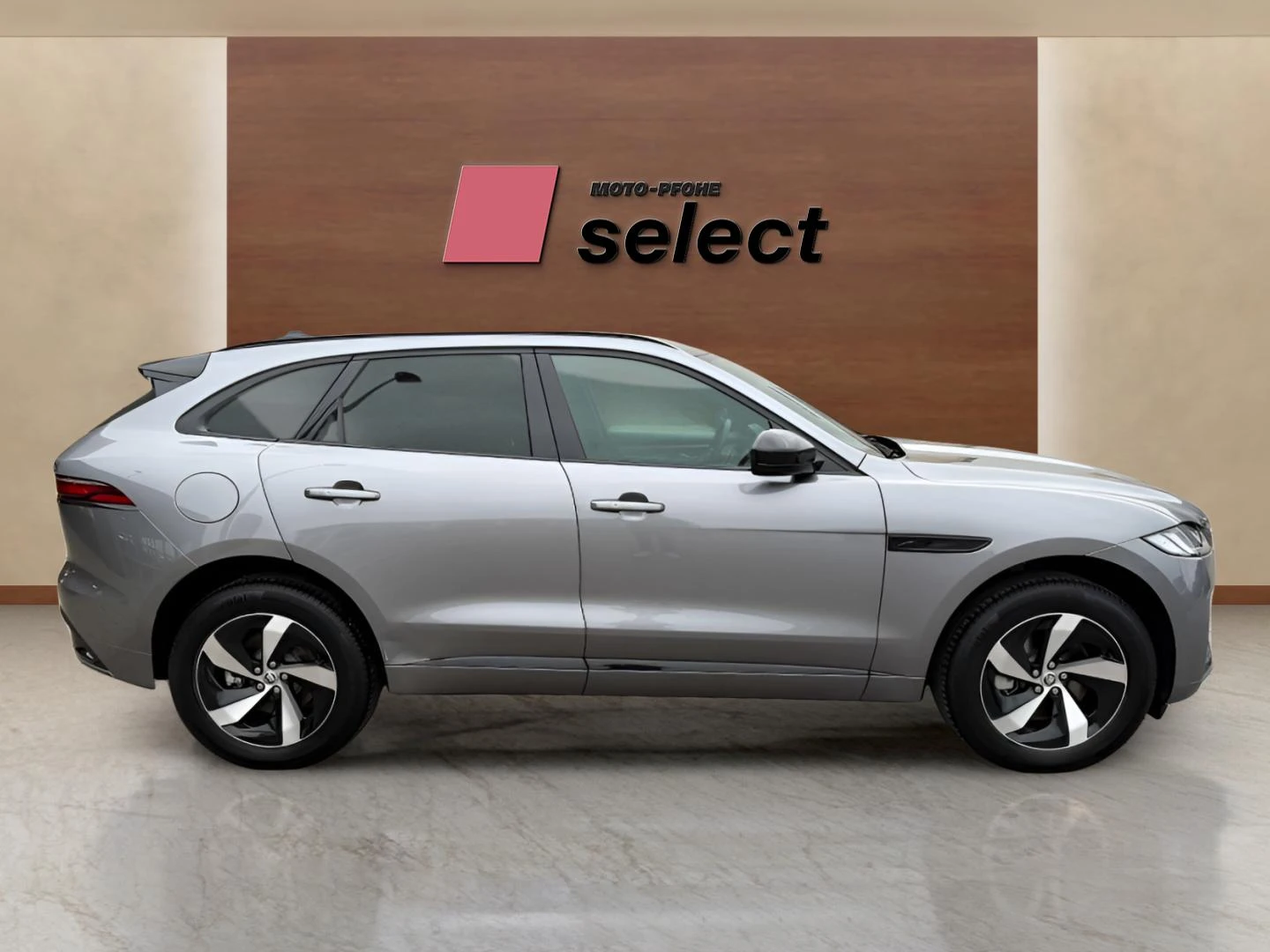 Jaguar F-PACE 2.0 - изображение 4