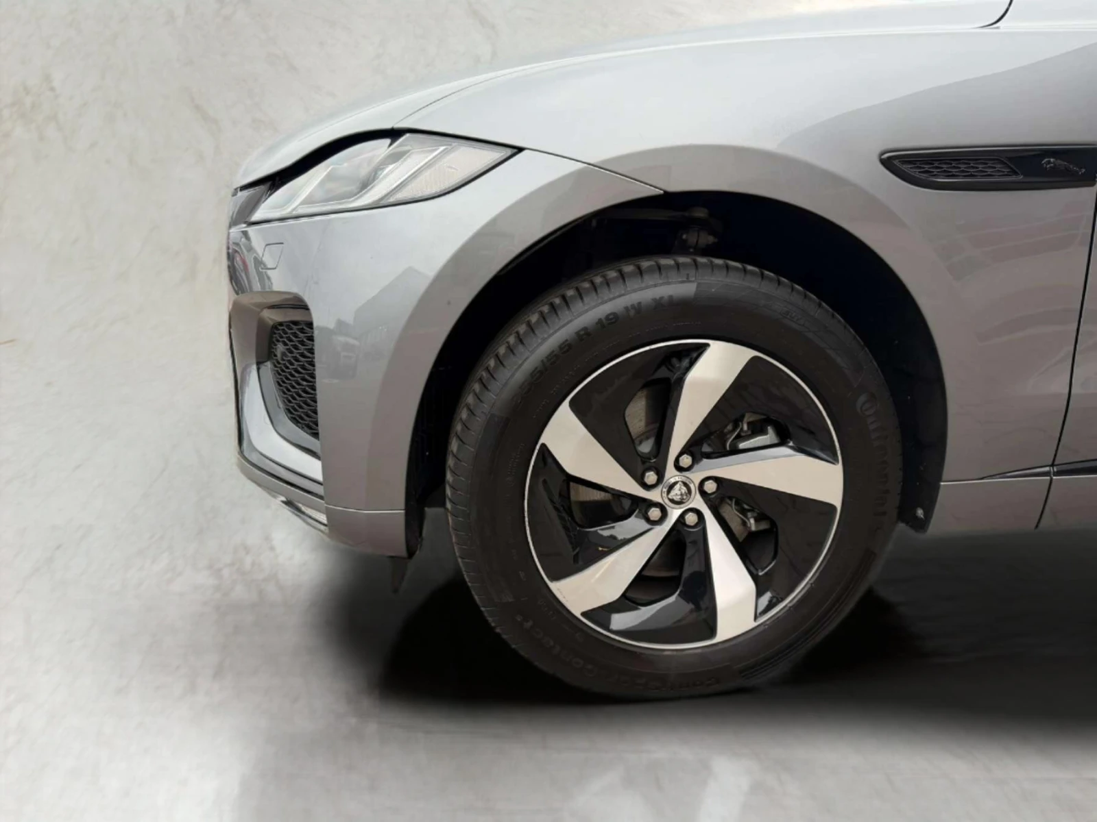 Jaguar F-PACE 2.0 - изображение 9